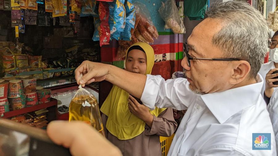 Menteri Perdagangan Zulkifli Hasan melakukan peninjuan pasar wilayah Jakarta Timur dan titik penjualan minyak goreng curah, Rabu (22/6/2022).