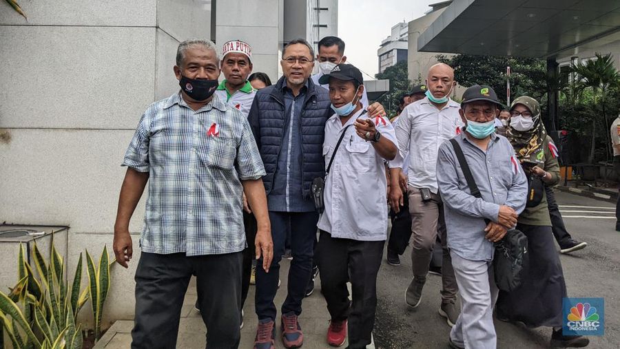 Menteri Perdagangan Zulkifli Hasan, menerima audiensi pendemo dari Pusat Koperasi Pasar (Puskoppas) DKI Jakarta di depan Kantor Kementerian Perdagangan. (CNBC Indonesia/Emir Yanwardhana)