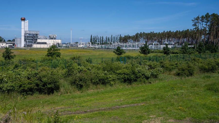 21 June 2022, Mecklenburg-Western Pomerania, Lubmin: View of pipe systems and shut-off devices at the gas receiving station of the Nord Stream 1 Baltic Sea pipeline and the transfer station of the OPAL (Ostsee-Pipeline-Anbindungsleitung - Baltic Sea Pipeline Link) long-distance gas pipeline. The Nord Stream 1 Baltic Sea pipeline, through which Russian natural gas has been flowing to Germany since 2011, ends in Lubmin near Greifswald. Photo: Stefan Sauer/dpa (Photo by Stefan Sauer/picture alliance via Getty Images)