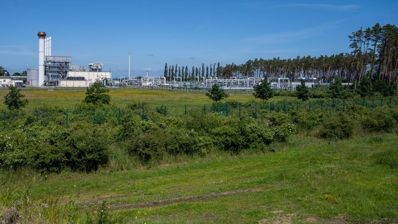 21 June 2022, Mecklenburg-Western Pomerania, Lubmin: View of pipe systems and shut-off devices at the gas receiving station of the Nord Stream 1 Baltic Sea pipeline and the transfer station of the OPAL (Ostsee-Pipeline-Anbindungsleitung - Baltic Sea Pipeline Link) long-distance gas pipeline. The Nord Stream 1 Baltic Sea pipeline, through which Russian natural gas has been flowing to Germany since 2011, ends in Lubmin near Greifswald. Photo: Stefan Sauer/dpa (Photo by Stefan Sauer/picture alliance via Getty Images)