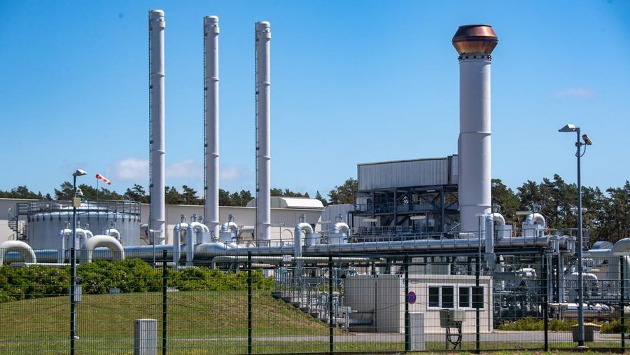 21 June 2022, Mecklenburg-Western Pomerania, Lubmin: View of pipe systems and shut-off devices at the gas receiving station of the Nord Stream 1 Baltic Sea pipeline and the transfer station of the OPAL (Ostsee-Pipeline-Anbindungsleitung - Baltic Sea Pipeline Link) long-distance gas pipeline. The Nord Stream 1 Baltic Sea pipeline, through which Russian natural gas has been flowing to Germany since 2011, ends in Lubmin near Greifswald. Photo: Stefan Sauer/dpa (Photo by Stefan Sauer/picture alliance via Getty Images)