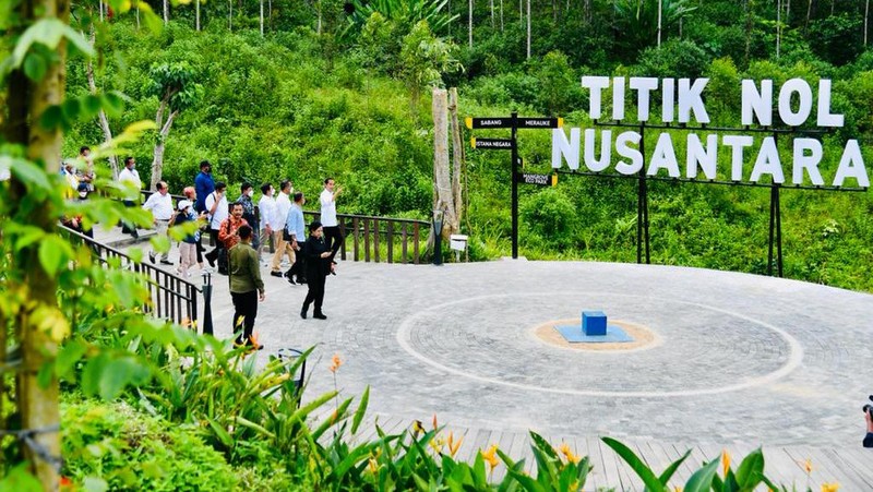 Presiden Joko Widodo bersama Ketua DPR Puan Maharani, Menteri Sekretaris Negara Pratikno, Menteri Investasi/Kepala BKPM Bahlil Lahadalia, Menteri PUPR Basuki Hadimuljono, Kepala Badan Otorita IKN Bambang Susantono, Gubernur Kalimantan Timur Isran Noor, dan para pemred berfoto bersama berjalan di Titik Nol Ibu Kota Nusantara, Kabupaten Penajam Paser Utara, Provinsi Kalimantan Timur, Rabu 22 Juni 2022. (Laily Rachev - Biro Pers Sekretariat Presiden.)