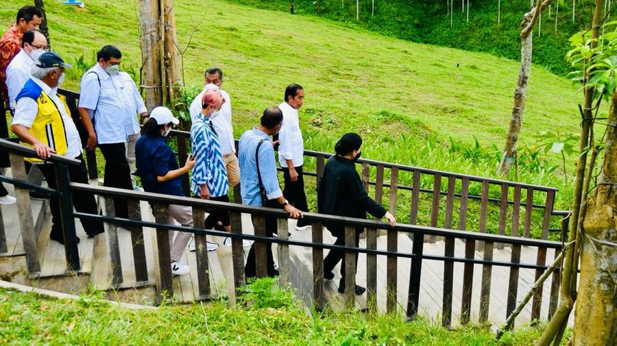 Presiden Joko Widodo bersama Ketua DPR Puan Maharani, Menteri Sekretaris Negara Pratikno, Menteri Investasi/Kepala BKPM Bahlil Lahadalia, Menteri PUPR Basuki Hadimuljono, Kepala Badan Otorita IKN Bambang Susantono, Gubernur Kalimantan Timur Isran Noor, dan para pemred berfoto bersama berjalan di Titik Nol Ibu Kota Nusantara, Kabupaten Penajam Paser Utara, Provinsi Kalimantan Timur, Rabu 22 Juni 2022. (Laily Rachev - Biro Pers Sekretariat Presiden.)