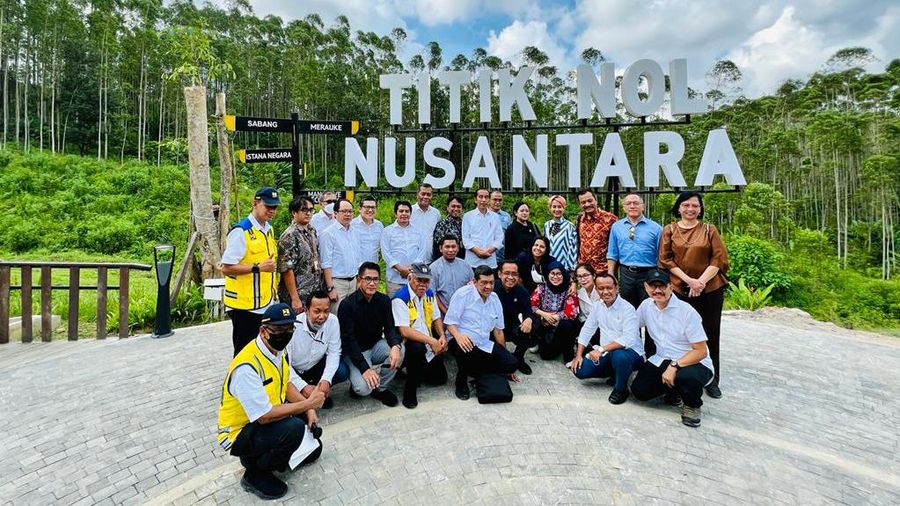 Presiden Joko Widodo bersama Ketua DPR Puan Maharani, Menteri Sekretaris Negara Pratikno, Menteri Investasi/Kepala BKPM Bahlil Lahadalia, Menteri PUPR Basuki Hadimuljono, Kepala Badan Otorita IKN Bambang Susantono, Gubernur Kalimantan Timur Isran Noor, dan para pemred berfoto bersama berjalan di Titik Nol Ibu Kota Nusantara, Kabupaten Penajam Paser Utara, Provinsi Kalimantan Timur, Rabu 22 Juni 2022. (Laily Rachev - Biro Pers Sekretariat Presiden.)