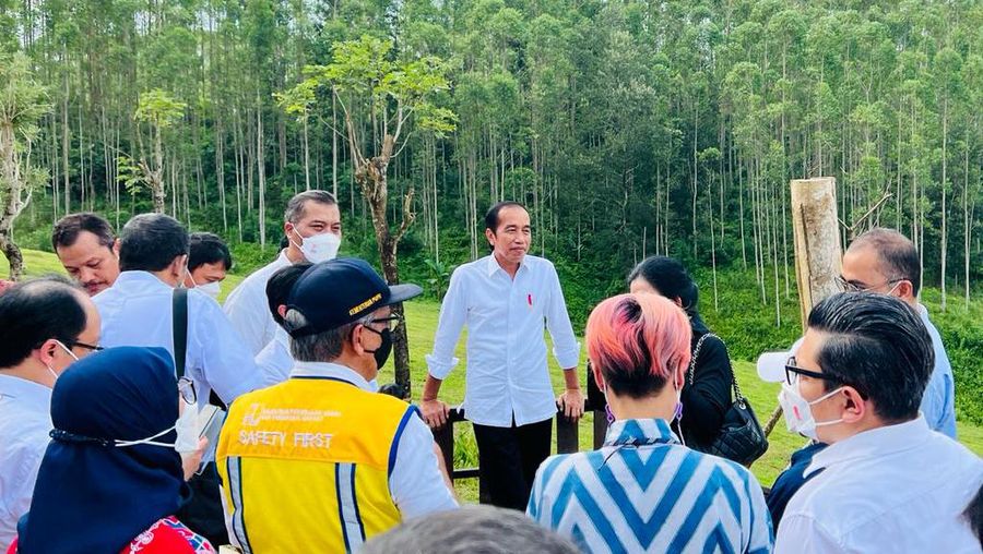 Presiden Joko Widodo bersama Ketua DPR Puan Maharani, Menteri Sekretaris Negara Pratikno, Menteri Investasi/Kepala BKPM Bahlil Lahadalia, Menteri PUPR Basuki Hadimuljono, Kepala Badan Otorita IKN Bambang Susantono, Gubernur Kalimantan Timur Isran Noor, dan para pemred berfoto bersama berjalan di Titik Nol Ibu Kota Nusantara, Kabupaten Penajam Paser Utara, Provinsi Kalimantan Timur, Rabu 22 Juni 2022. (Laily Rachev - Biro Pers Sekretariat Presiden.)