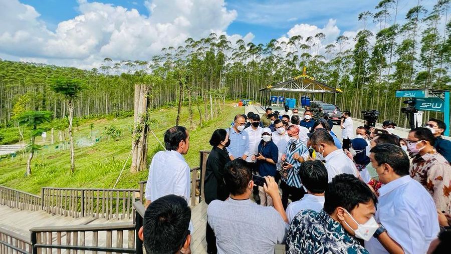 Presiden Joko Widodo bersama Ketua DPR Puan Maharani, Menteri Sekretaris Negara Pratikno, Menteri Investasi/Kepala BKPM Bahlil Lahadalia, Menteri PUPR Basuki Hadimuljono, Kepala Badan Otorita IKN Bambang Susantono, Gubernur Kalimantan Timur Isran Noor, dan para pemred berfoto bersama berjalan di Titik Nol Ibu Kota Nusantara, Kabupaten Penajam Paser Utara, Provinsi Kalimantan Timur, Rabu 22 Juni 2022. (Laily Rachev - Biro Pers Sekretariat Presiden.)