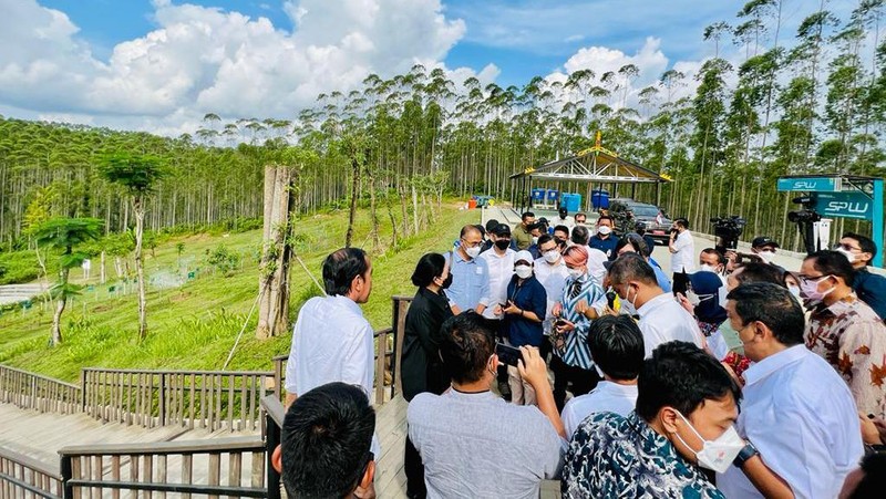 Presiden Joko Widodo bersama Ketua DPR Puan Maharani, Menteri Sekretaris Negara Pratikno, Menteri Investasi/Kepala BKPM Bahlil Lahadalia, Menteri PUPR Basuki Hadimuljono, Kepala Badan Otorita IKN Bambang Susantono, Gubernur Kalimantan Timur Isran Noor, dan para pemred berfoto bersama berjalan di Titik Nol Ibu Kota Nusantara, Kabupaten Penajam Paser Utara, Provinsi Kalimantan Timur, Rabu 22 Juni 2022. (Laily Rachev - Biro Pers Sekretariat Presiden.)