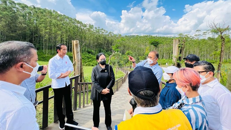 Presiden Joko Widodo bersama Ketua DPR Puan Maharani, Menteri Sekretaris Negara Pratikno, Menteri Investasi/Kepala BKPM Bahlil Lahadalia, Menteri PUPR Basuki Hadimuljono, Kepala Badan Otorita IKN Bambang Susantono, Gubernur Kalimantan Timur Isran Noor, dan para pemred berfoto bersama berjalan di Titik Nol Ibu Kota Nusantara, Kabupaten Penajam Paser Utara, Provinsi Kalimantan Timur, Rabu 22 Juni 2022. (Laily Rachev - Biro Pers Sekretariat Presiden.)