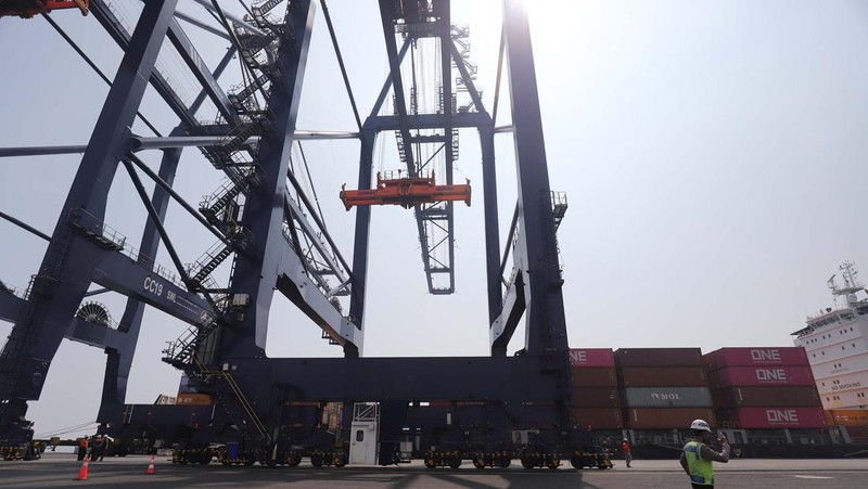 quay crane, Alat Berat (JICT)
