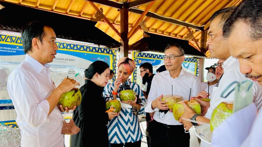 Saat Presiden Jokowi Nikmati Kelapa Muda di Bendungan Sepaku. (Laily Rachev - Biro Pers Sekretariat Presiden)