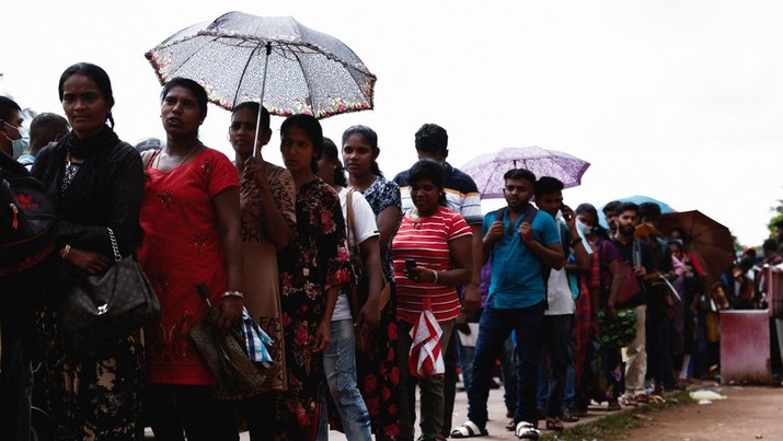 SRI LANKA-CRISIS/EMIGRATION People wait to apply for a passport at the Sri Lanka's Immigration and Emigration Department, amid the country's economic crisis, in Colombo, Sri Lanka, June 8, 2022. Picture taken June 8,2022. REUTERS/Dinuka Liyanawatte