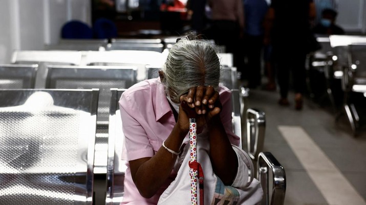 A woman waits to apply for a passport at the Sri Lanka's Immigration and Emigration Department, amid the country's economic crisis, in Colombo, Sri Lanka, June 8, 2022. Picture taken June 8,2022.  REUTERS/Dinuka Liyanawatte