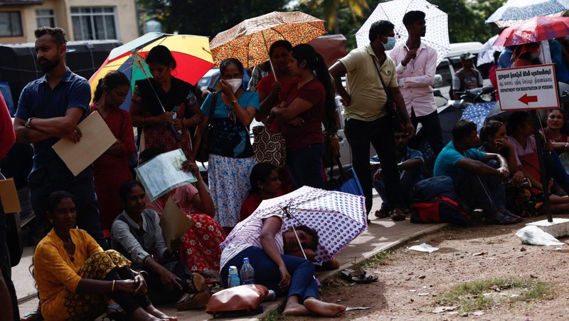 People wait to collect their passports at the Sri Lanka's Immigration and Emigration Department, amid the country's economic crisis, in Colombo, Sri Lanka, June 8, 2022. Picture taken June 8,2022.  REUTERS/Dinuka Liyanawatte