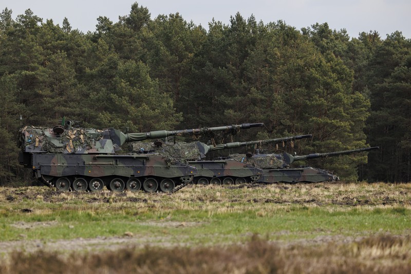 Tank Jerman Prajurit Bundeswehr, angkatan bersenjata Jerman, berpartisipasi dengan Panzerhaubitze 2000 - howitzer self-propelled Pzh 2000 dalam latihan militer gabungan internasional Wettiner Heide (Wettiner Meadow) dari NATO Response Force (Land) (Photo by Morris MacMatzen/Getty Images)