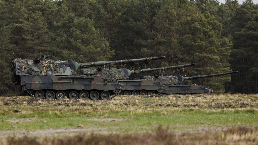 Prajurit Bundeswehr, angkatan bersenjata Jerman, berpartisipasi dengan Panzerhaubitze 2000 - howitzer self-propelled Pzh 2000 dalam latihan militer gabungan internasional Wettiner Heide (Wettiner Meadow) dari NATO Response Force (Land) (Photo by Morris MacMatzen/Getty Images)