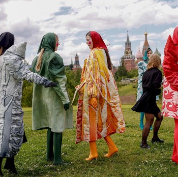 Perang? Apa Tuh! Intip Warna-warni Moscow Fashion Week Rusia