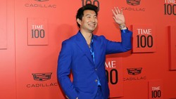 Simu Liu Resmi Lamar Kekasih di Paris