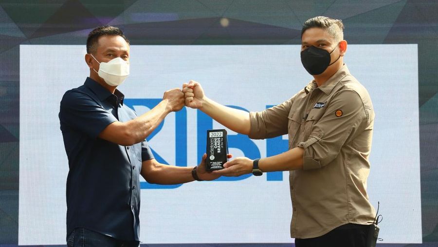 Direktur Bisnis Kecil dan Menengah BRI Amam Sukriyanto menerima penghargaan atas kesuksesan perseroan mendorong UMKM untuk naik kelas.