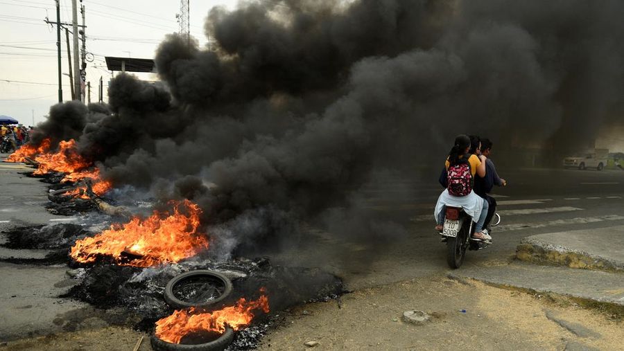 A protester throws a tear gas canister fired by security personnel after Ecuador's armed forces warned they would not allow ongoing protests against President Guillermo Lasso's economic policies to damage the country's democracy, in Quito, Ecuador June 21, 2022. REUTERS/Santiago Arcos