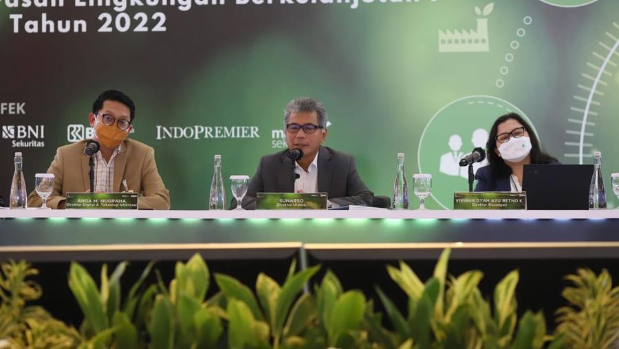 Direktur Utama BRI, Sunarso bersama jajaran manajemen lainnya tengah memaparkan perihal obligasi berkelanjutan.