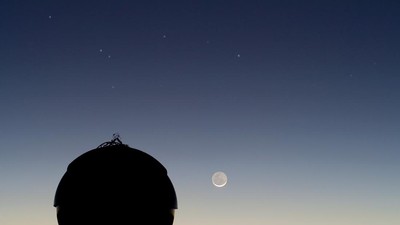 Konjungsi Merkurius dan Venus, lurus tepat di atas Bulan, dekat Observatorium Paranal.