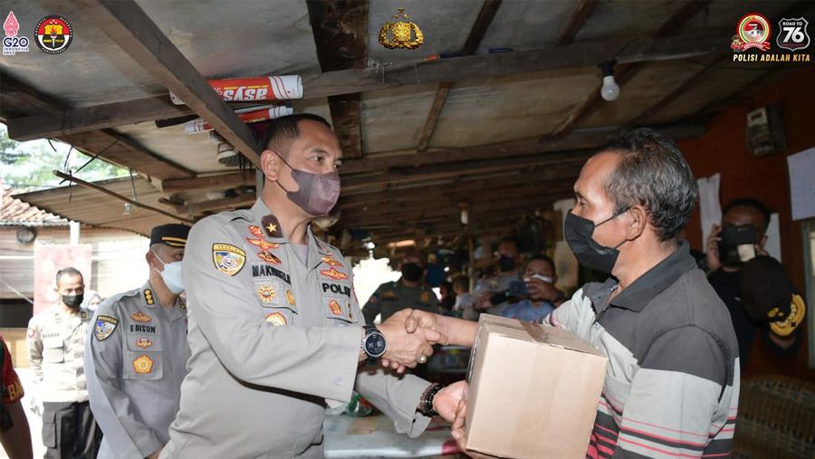 POLRI Membagikan Bantuan Sosial.