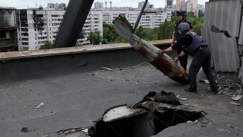 Members of a specialised team that defuses and removes explosives, bombs, mines and other munitions remove a defused 500kg bomb that did not detonate when it landed on an apartment building in March, in the Saltivka neighbourhood, as Russia’s attack on Ukraine continues, in Kharkiv, Ukraine, June 23, 2022. REUTERS/Leah Millis