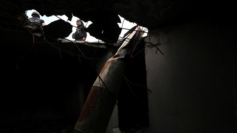 Members of a specialised team that defuses and removes explosives, bombs, mines and other munitions remove a defused 500kg bomb that did not detonate when it landed on an apartment building in March, in the Saltivka neighbourhood, as Russia’s attack on Ukraine continues, in Kharkiv, Ukraine, June 23, 2022. REUTERS/Leah Millis