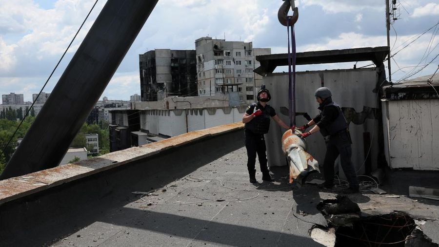 Members of a specialised team that defuses and removes explosives, bombs, mines and other munitions remove a defused 500kg bomb that did not detonate when it landed on an apartment building in March, in the Saltivka neighbourhood, as Russia’s attack on Ukraine continues, in Kharkiv, Ukraine, June 23, 2022. REUTERS/Leah Millis