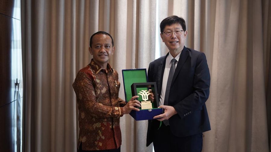 Menteri Investasi/Kepala Badan Koordinasi Penanaman Modal (BKPM) Bahlil Lahadalia dan Chairman Hon Hai Precision Industry Co. Ltd (Foxconn) Young Liu.
