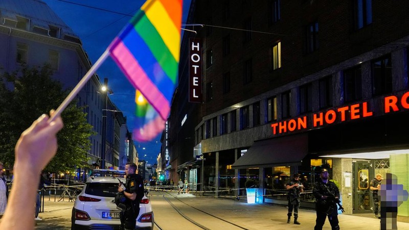 Police gather at the site of a mass shooting in Oslo, early Saturday, June 25, 2022. Norwegian police say a few people have been killed and more than a dozen injured in a mass shooting. (Javad Parsa/NTB via AP)