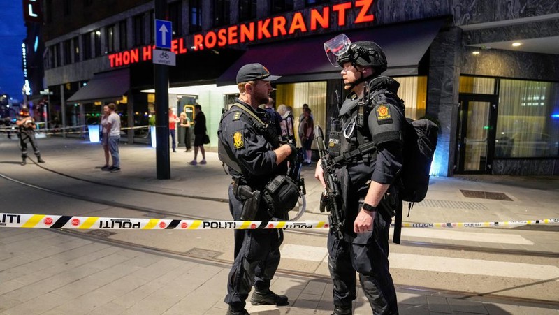 Police gather at the site of a mass shooting in Oslo, early Saturday, June 25, 2022. Norwegian police say a few people have been killed and more than a dozen injured in a mass shooting. (Javad Parsa/NTB via AP)