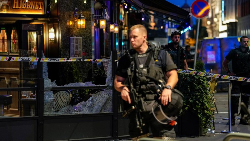 Police gather at the site of a mass shooting in Oslo, early Saturday, June 25, 2022. Norwegian police say a few people have been killed and more than a dozen injured in a mass shooting. (Javad Parsa/NTB via AP)