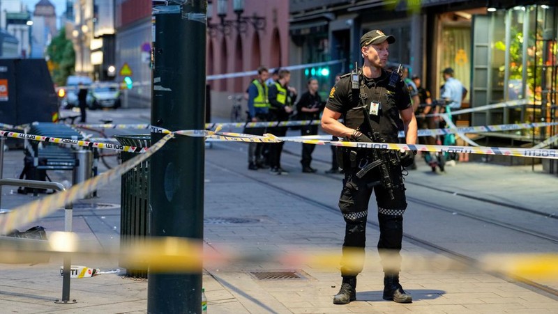 Police gather at the site of a mass shooting in Oslo, early Saturday, June 25, 2022. Norwegian police say a few people have been killed and more than a dozen injured in a mass shooting. (Javad Parsa/NTB via AP)