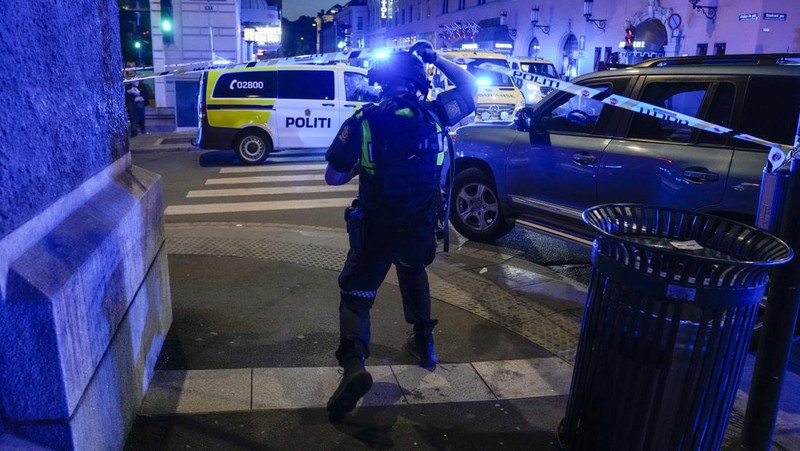 Police gather at the site of a mass shooting in Oslo, early Saturday, June 25, 2022. Norwegian police say a few people have been killed and more than a dozen injured in a mass shooting. (Javad Parsa/NTB via AP)
