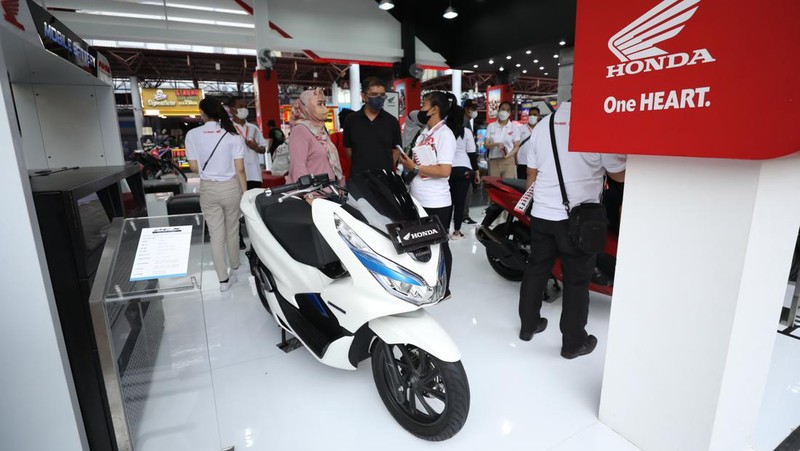 Pekan Raya Jakarta (PRJ) atau lebih Jakarta Fair Kemayoran menjadi momen yang tepat bagi pabrikan roda dua untuk menawarkan produk unggulannya. Beragam sepeda motor listrik bergaya klasik bisa ditemui di sini. Berikut deretan motor bergaya klasik yang bisa Anda lirik di PRJ 2022. (CNBC Indonesia/Tri Susilo)