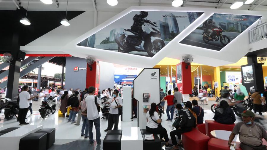 Pekan Raya Jakarta (PRJ) atau lebih Jakarta Fair Kemayoran menjadi momen yang tepat bagi pabrikan roda dua untuk menawarkan produk unggulannya. Beragam sepeda motor listrik bergaya klasik bisa ditemui di sini. Berikut deretan motor bergaya klasik yang bisa Anda lirik di PRJ 2022. (CNBC Indonesia/Tri Susilo)