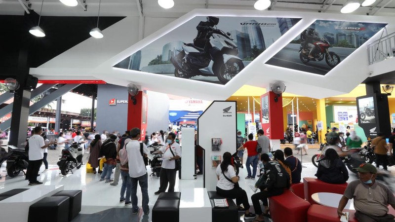 Pekan Raya Jakarta (PRJ) atau lebih Jakarta Fair Kemayoran menjadi momen yang tepat bagi pabrikan roda dua untuk menawarkan produk unggulannya. Beragam sepeda motor listrik bergaya klasik bisa ditemui di sini. Berikut deretan motor bergaya klasik yang bisa Anda lirik di PRJ 2022. (CNBC Indonesia/Tri Susilo)