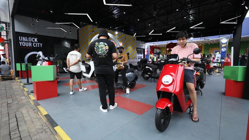Pekan Raya Jakarta (PRJ) atau lebih Jakarta Fair Kemayoran menjadi momen yang tepat bagi pabrikan roda dua untuk menawarkan produk unggulannya. Beragam sepeda motor listrik bergaya klasik bisa ditemui di sini. Berikut deretan motor bergaya klasik yang bisa Anda lirik di PRJ 2022. (CNBC Indonesia/Tri Susilo)