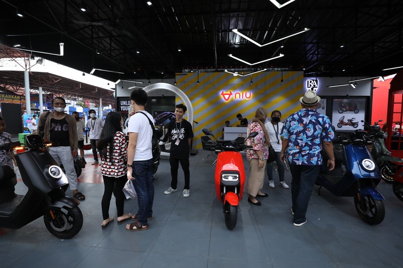 Pekan Raya Jakarta (PRJ) atau lebih Jakarta Fair Kemayoran menjadi momen yang tepat bagi pabrikan roda dua untuk menawarkan produk unggulannya. Beragam sepeda motor listrik bergaya klasik bisa ditemui di sini. Berikut deretan motor bergaya klasik yang bisa Anda lirik di PRJ 2022. (CNBC Indonesia/Tri Susilo)