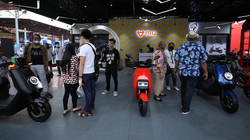 Pekan Raya Jakarta (PRJ) atau lebih Jakarta Fair Kemayoran menjadi momen yang tepat bagi pabrikan roda dua untuk menawarkan produk unggulannya. Beragam sepeda motor listrik bergaya klasik bisa ditemui di sini. Berikut deretan motor bergaya klasik yang bisa Anda lirik di PRJ 2022. (CNBC Indonesia/Tri Susilo)