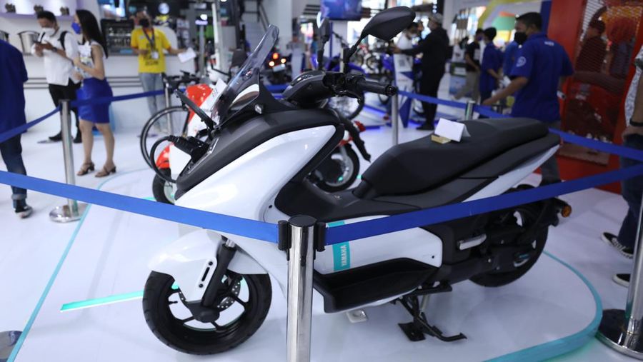 Pekan Raya Jakarta (PRJ) atau lebih Jakarta Fair Kemayoran menjadi momen yang tepat bagi pabrikan roda dua untuk menawarkan produk unggulannya. Beragam sepeda motor listrik bergaya klasik bisa ditemui di sini. Berikut deretan motor bergaya klasik yang bisa Anda lirik di PRJ 2022. (CNBC Indonesia/Tri Susilo)