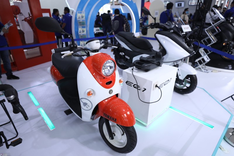 Pekan Raya Jakarta (PRJ) atau lebih Jakarta Fair Kemayoran menjadi momen yang tepat bagi pabrikan roda dua untuk menawarkan produk unggulannya. Beragam sepeda motor listrik bergaya klasik bisa ditemui di sini. Berikut deretan motor bergaya klasik yang bisa Anda lirik di PRJ 2022. (CNBC Indonesia/Tri Susilo)