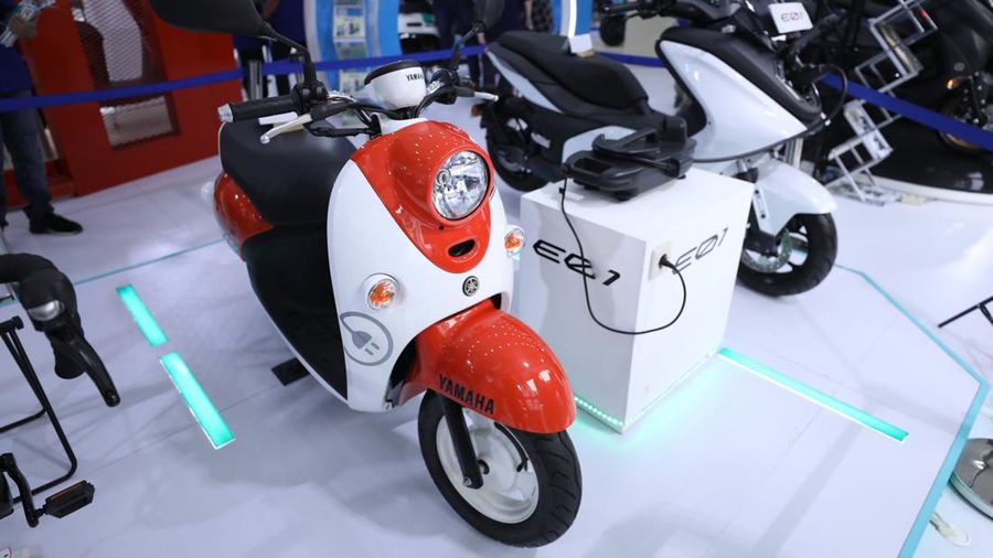 Pekan Raya Jakarta (PRJ) atau lebih Jakarta Fair Kemayoran menjadi momen yang tepat bagi pabrikan roda dua untuk menawarkan produk unggulannya. Beragam sepeda motor listrik bergaya klasik bisa ditemui di sini. Berikut deretan motor bergaya klasik yang bisa Anda lirik di PRJ 2022. (CNBC Indonesia/Tri Susilo)