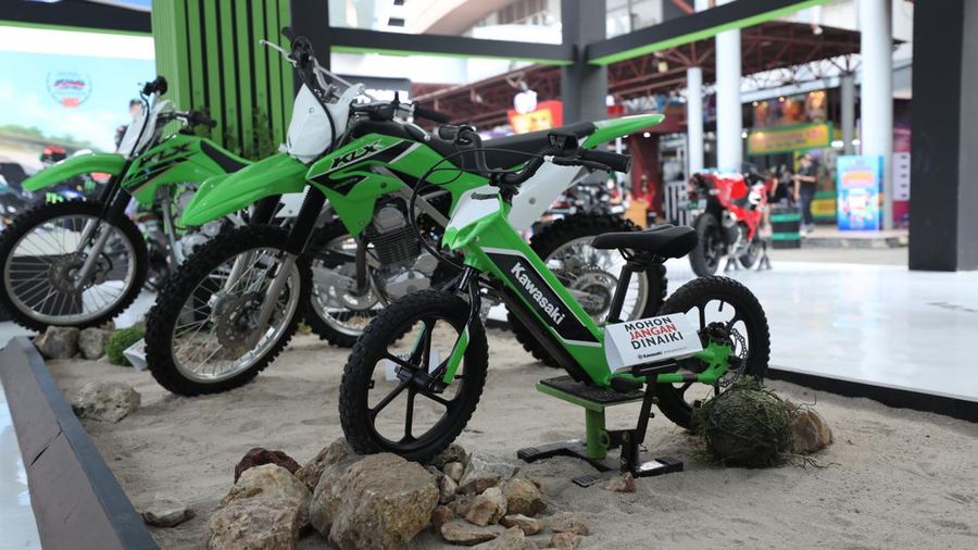 Pekan Raya Jakarta (PRJ) atau lebih Jakarta Fair Kemayoran menjadi momen yang tepat bagi pabrikan roda dua untuk menawarkan produk unggulannya. Beragam sepeda motor listrik bergaya klasik bisa ditemui di sini. Berikut deretan motor bergaya klasik yang bisa Anda lirik di PRJ 2022. (CNBC Indonesia/Tri Susilo)