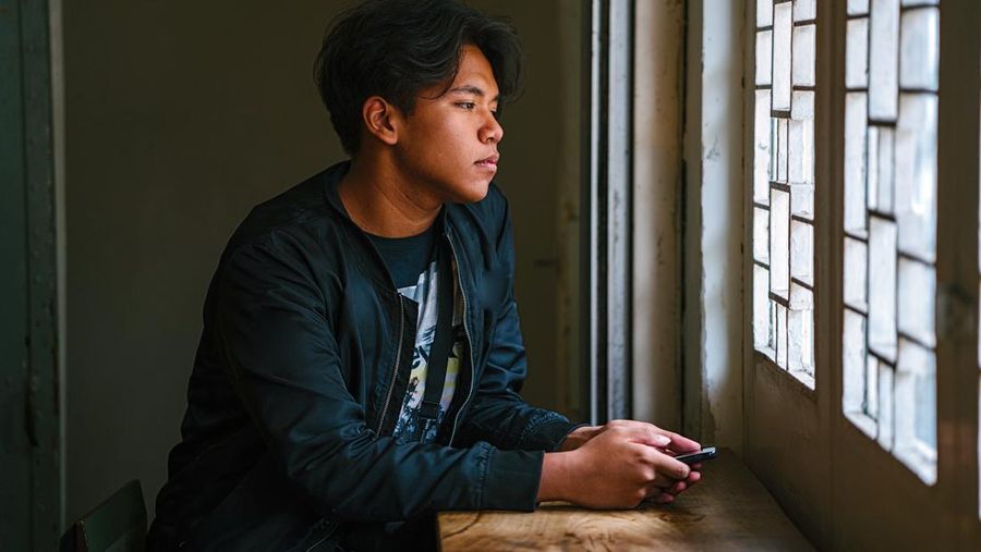 Seorang Pemuda Tengah Berpikir
