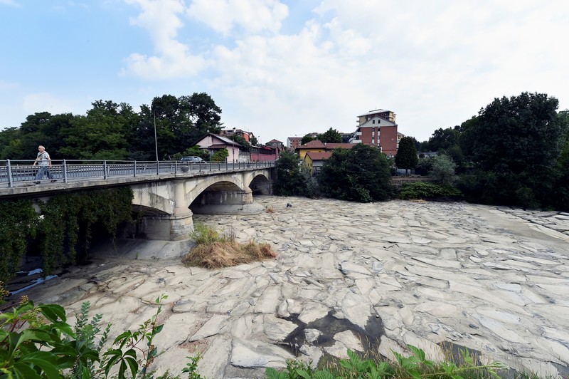 ENVIRONMENT-ITALY/DROUGHT A general view of the dry riverbank of the Sangone river, a tributary of the Po river, which experiences its worst drought for 70 years, in Beinasco, Turin, Italy June 19, 2022. REUTERS / Massimo Pinca