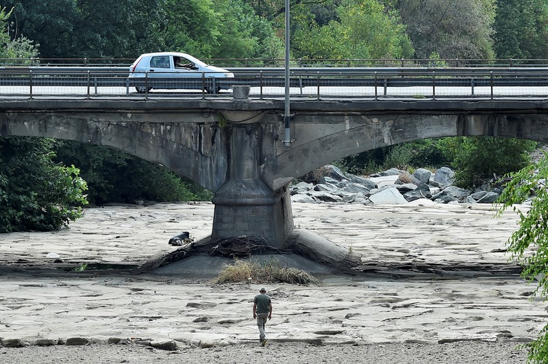 Pemandangan udara dari orang-orang yang berjalan di sepanjang lengan Sungai Parana yang hampir kering, yang ketinggian airnya mencapai titik terendah dalam sejarah, Brasil. (AFP via Getty Images/JUAN MABROMATA) Pemandangan udara dari orang-orang yang berjalan di sepanjang lengan Sungai Parana yang hampir kering, yang ketinggian airnya mencapai titik terendah dalam sejarah, Brasil. (AFP via Getty Images/JUAN MABROMATA)