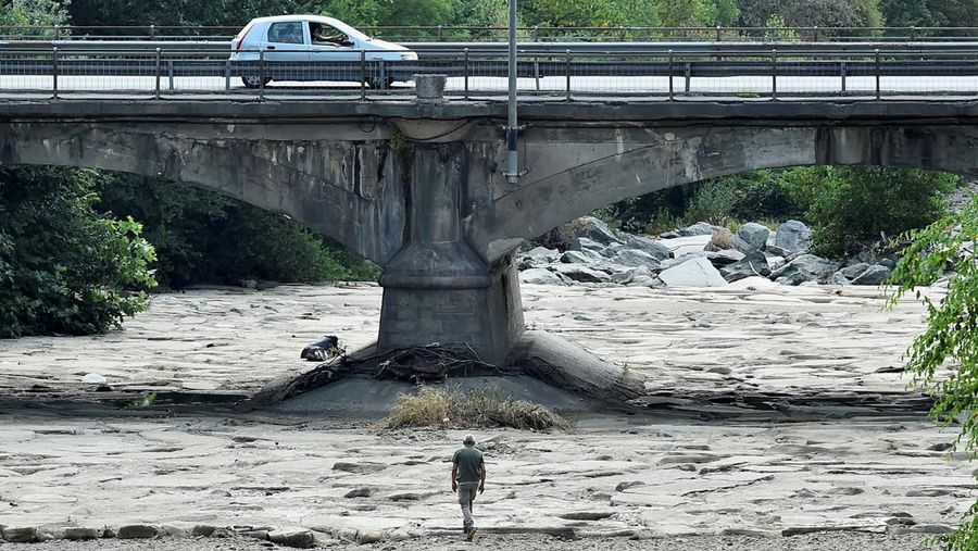 Pemandangan udara dari orang-orang yang berjalan di sepanjang lengan Sungai Parana yang hampir kering, yang ketinggian airnya mencapai titik terendah dalam sejarah, Brasil. (AFP via Getty Images/JUAN MABROMATA)