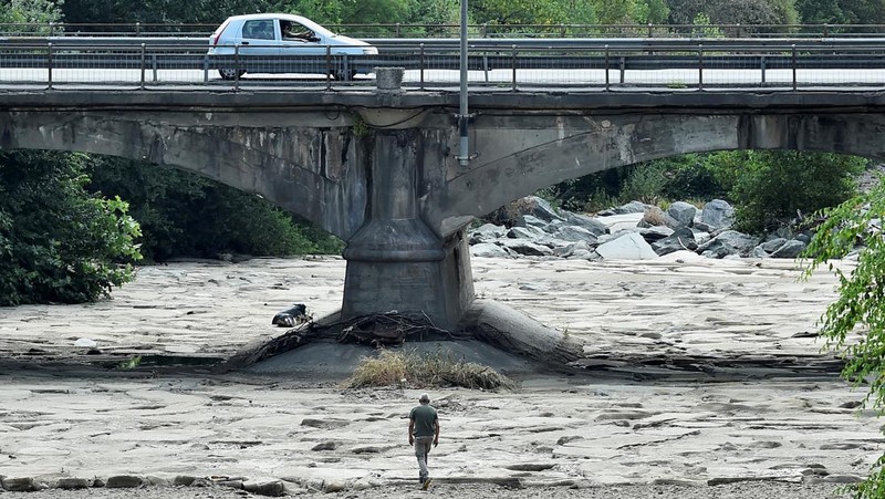 Pemandangan udara dari orang-orang yang berjalan di sepanjang lengan Sungai Parana yang hampir kering, yang ketinggian airnya mencapai titik terendah dalam sejarah, Brasil. (AFP via Getty Images/JUAN MABROMATA)